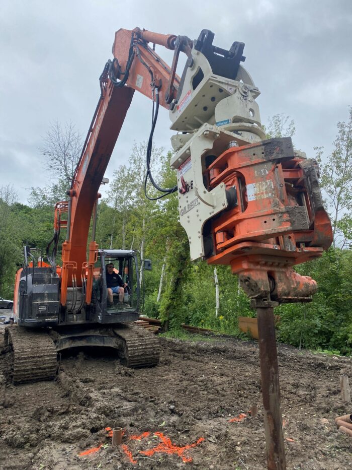 Machine installant un système de pieux battus sur un terrain en construction